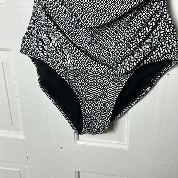 DKNY Black and White One Piece Swimsuit size medium - Picture 4 of 9